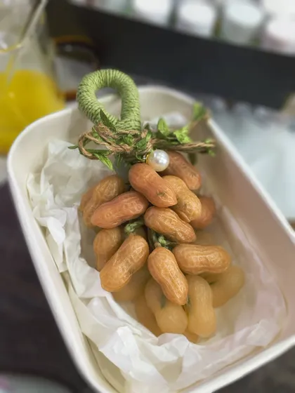 Chùm xà phòng hình củ lạc màu nâu cam, dây cói và ngọc trai