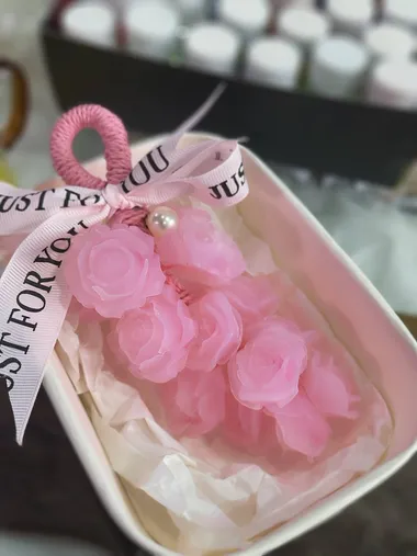 Chùm xà phòng hoa hồng trong hộp quà lót giấy lụa