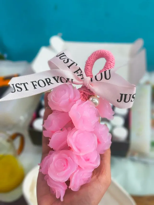Chùm xà phòng hoa hồng hồng cầm trên tay, nơ ruy băng Just For You