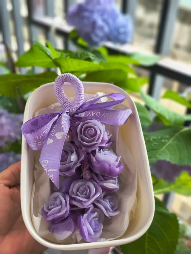 Chùm xà phòng hoa hồng tím trong hộp giấy, nơ Love Every Day