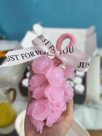 Chùm xà phòng hình hoa hồng màu hồng cầm trên tay, nơ Just For You