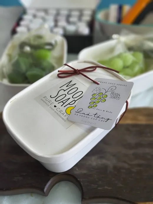 Hộp quà giấy trắng thắt dây đỏ, gắn thẻ Grape Soap Series — Quà tặng xà phòng cao cấp
